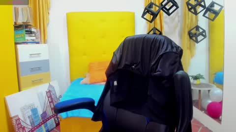 Snapshot of eliasblue chatting on February 19, 9:39 am E L I A S online show from February 19, 9:39 am