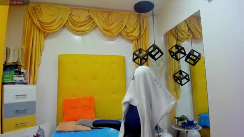 Snapshot of eliasblue chatting on February 25, 9:53 am E L I A S online show from February 25, 9:53 am