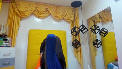 Snapshot of eliasblue chatting on February 26, 9:53 am E L I A S online show from February 26, 9:53 am