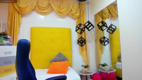 Snapshot of eliasblue chatting on March 2, 3:34 am E L I A S online show from March 2, 3:34 am