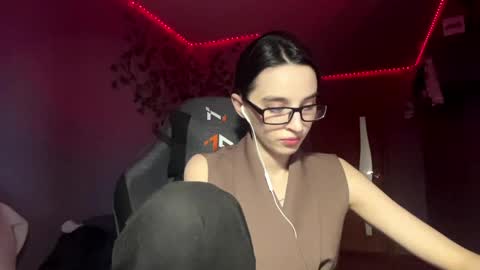 Snapshot of elinorashfield chatting on May 16, 12:37 pm Milica online show from May 16, 12:37 pm