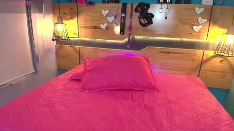 Snapshot of elisasue chatting on February 19, 4:19 am Elisa Sue online show from February 19, 4:19 am