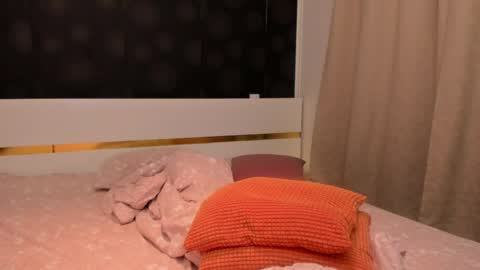 Elly online show from April 6, 7:37 pm