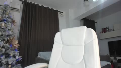 Snapshot of elissavibe chatting on December 4, 1:14 am Elisa  Promotion   online show from December 4, 1:14 am