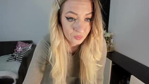 Snapshot of elissavibe chatting on January 19, 11:45 am Elisa  Promotion   online show from January 19, 11:45 am