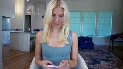 Liz online show from November 10, 8:52 pm