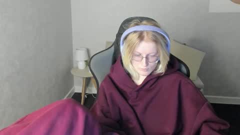 Elizabeth online show from December 2, 1:00 am