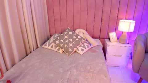 Snapshot of elizabeth_roche chatting on June 19, 12:09 pm elizabeth_roche online show from June 19, 12:09 pm