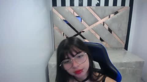 Snapshot of elizabeth_t_ chatting on February 10, 12:53 pm Elizabeth online show from February 10, 12:53 pm