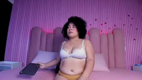 Snapshot of elizabethbloomm chatting on June 18, 3:40 am elizabethbloomm online show from June 18, 3:40 am