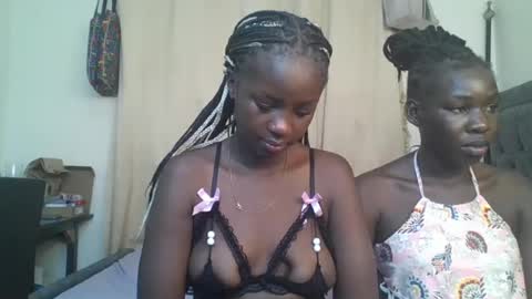 Snapshot of ella8_ chatting on June 19, 9:40 pm ella8_ online show from June 19, 9:40 pm