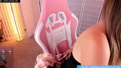 Snapshot of ella_foxx chatting on April 14, 3:01 am ella_foxx online show from April 14, 3:01 am