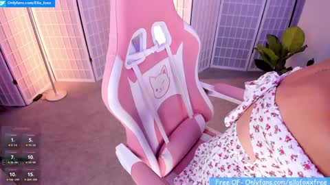 Snapshot of ella_foxx chatting on May 27, 2:52 am ella_foxx online show from May 27, 2:52 am
