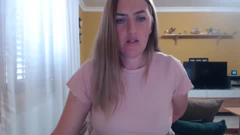 Snapshot of ella_max_live chatting on March 10, 8:04 am Ella Max online show from March 10, 8:04 am