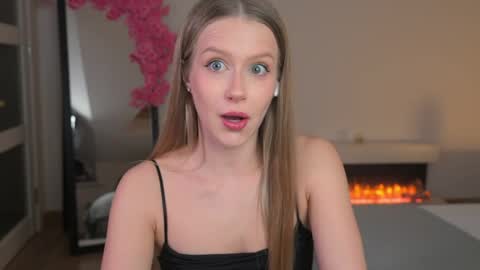 Snapshot of ella_twinkle chatting on March 12, 7:31 pm Ella online show from March 12, 7:31 pm