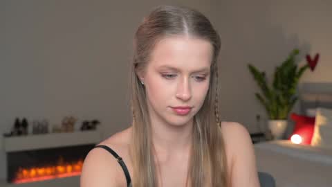 Snapshot of ella_twinkle chatting on April 17, 6:55 pm Ella online show from April 17, 6:55 pm