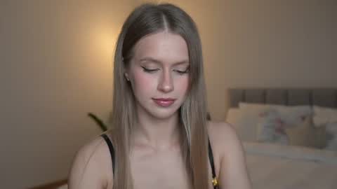 Snapshot of ella_twinkle chatting on June 13, 6:39 pm Ella online show from June 13, 6:39 pm