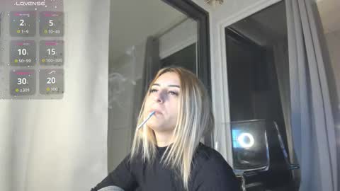 Snapshot of ella_vee chatting on November 13, 4:00 am ella_vee online show from November 13, 4:00 am