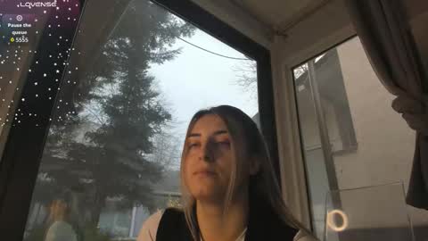 Snapshot of ella_vee chatting on December 20, 6:53 am ella_vee online show from December 20, 6:53 am