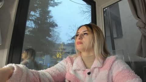 Snapshot of ella_vee chatting on January 6, 6:06 am ella_vee online show from January 6, 6:06 am