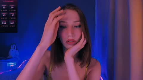 ellaamber online show from April 14, 8:20 am