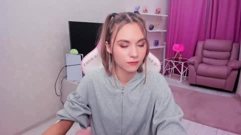 Snapshot of ellacurtis chatting on April 30, 2:07 am ellacurtis online show from April 30, 2:07 am