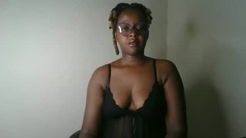 ellah-simone online show from May 4, 9:05 am