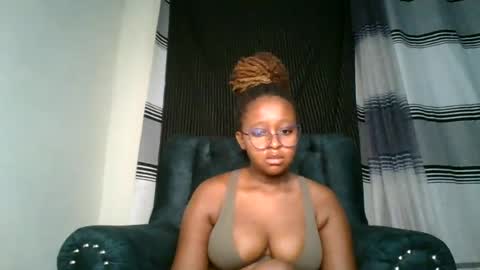 Snapshot of ellah_simone chatting on July 1, 12:23 am ellah-simone online show from July 1, 12:23 am