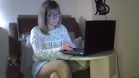 ellajohnsonx online show from March 1, 9:33 am
