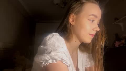 Ella online show from October 4, 3:32 pm