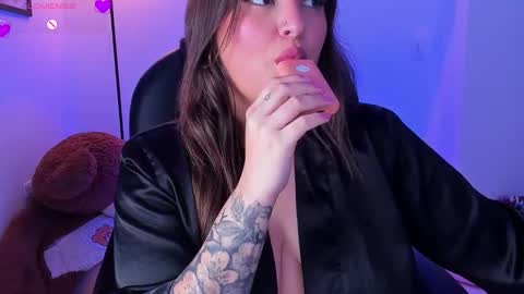 ellarosee_ online show from December 15, 5:50 pm