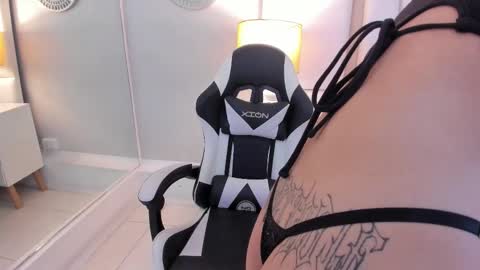 Ella Sanders online show from March 7, 2:30 am