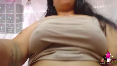 Snapshot of elle_harper_ chatting on May 26, 1:51 pm Elle online show from May 26, 1:51 pm