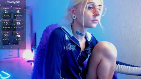 Snapshot of elli_26 chatting on July 8, 2:43 pm Ellie online show from July 8, 2:43 pm