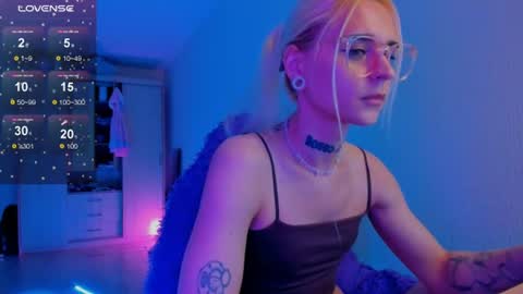 Snapshot of elli_26 chatting on July 9, 3:49 pm Ellie online show from July 9, 3:49 pm