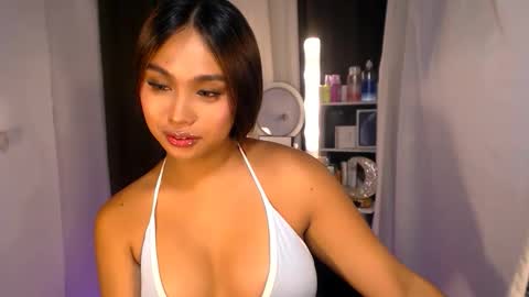 Snapshot of elliecummers chatting on May 8, 6:24 pm ellie online show from May 8, 6:24 pm