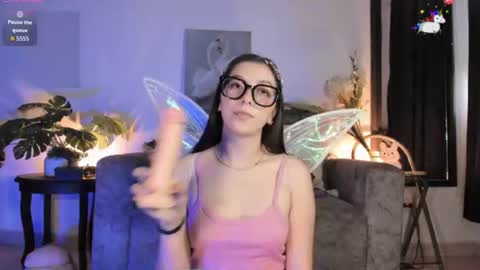 Snapshot of elliedream_ chatting on June 19, 2:21 pm elliedream_ online show from June 19, 2:21 pm