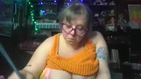 Ellie Louise online show from February 4, 9:20 pm