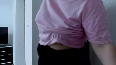 Snapshot of ellies_8 chatting on April 7, 7:31 am Ellie online show from April 7, 7:31 am