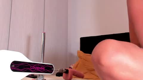 Snapshot of elliesantos_ chatting on June 12, 2:32 am Ellie Santos online show from June 12, 2:32 am