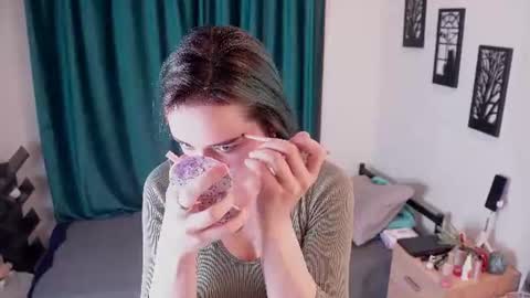 Snapshot of elliewernicki chatting on June 13, 3:21 pm Bella online show from June 13, 3:21 pm