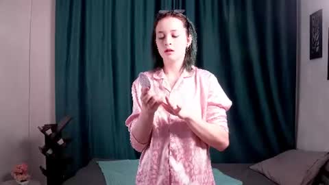 Snapshot of elliewernicki chatting on June 14, 3:03 pm Bella online show from June 14, 3:03 pm