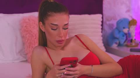 EllinaNuria online show from April 1, 5:30 am