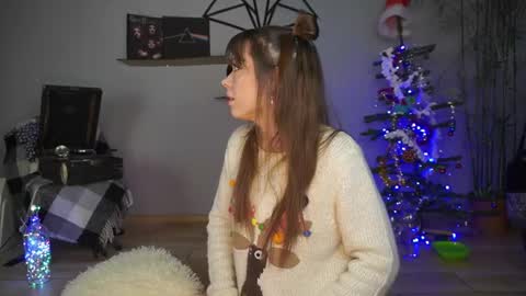 Snapshot of elly_fry chatting on December 31, 10:01 pm Art Place online show from December 31, 10:01 pm