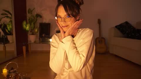 Snapshot of elly_fry chatting on October 1, 6:25 pm Art Place online show from October 1, 6:25 pm