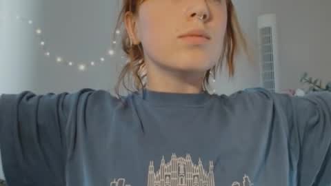 Snapshot of elly_rise chatting on July 18, 3:49 pm Elly online show from July 18, 3:49 pm