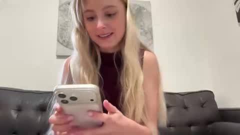 Snapshot of ellykeyofficial chatting on May 1, 11:09 pm ellykeyofficial online show from May 1, 11:09 pm