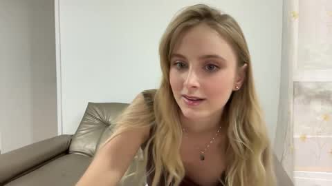 Snapshot of ellykeyofficial chatting on May 28, 7:44 pm ellykeyofficial online show from May 28, 7:44 pm