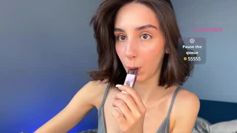 Snapshot of ellzabeth_ellison chatting on March 8, 6:43 am Im online Fri Sun Mon Tue Thu Fri Sat3 from 1000 online show from March 8, 6:43 am