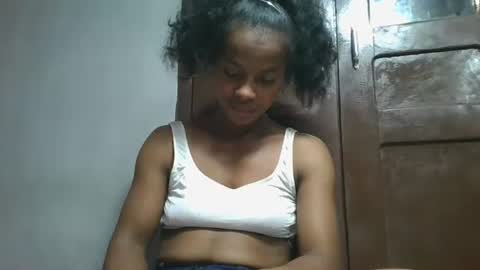elodie228680 online show from May 6, 4:52 am